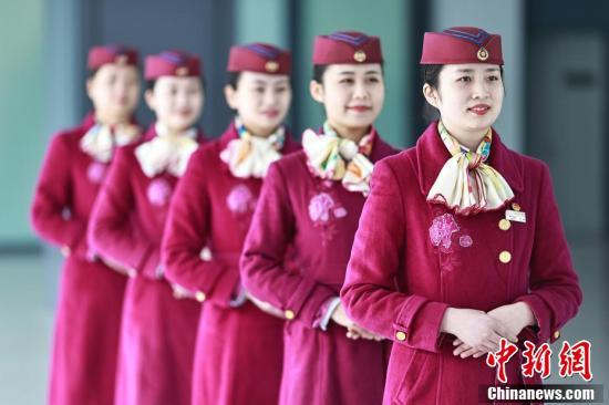 重慶高鐵乘務員開展專業禮儀服務培訓，提升乘客出行體驗